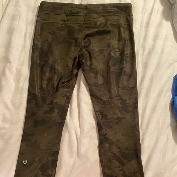 Lululemon Inspire 21” Camo Wunder Under Capris - Picture 2 of 7